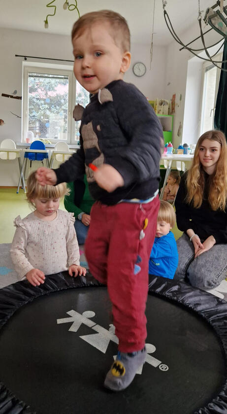 Chłopiec skacze na trampolinie na sali w żłobku Mariposa